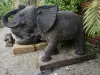 Artikelbild 1 des Artikels “Auf Sockel stehender Elefant als Wasserspiel, 107 cm Länge | in Stein gehauen. Steinguss mit antikem Finish, handgefertigte Nacharbeit “
